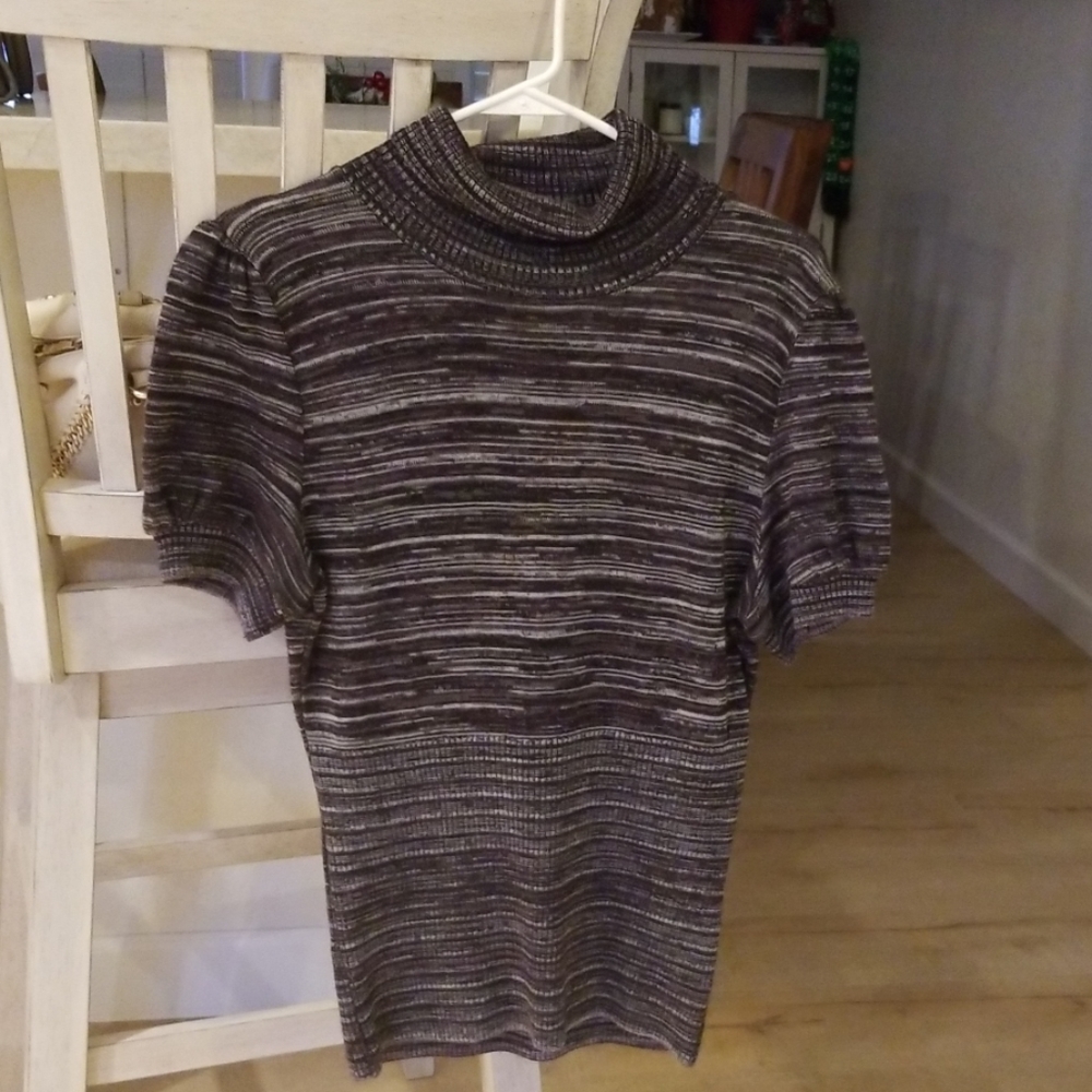 Junior's Short SleeveTurtleneck blouse